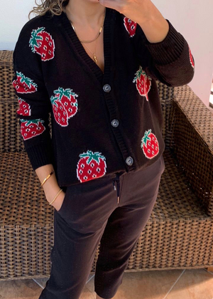 Suéter Strawberry Negro  |  Black Strawberry Sweater